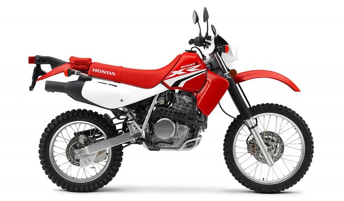 Kehadiran Honda XR650L hanya dibaluti satu warna yaitu Honda Red (warna yang menjadi ciri khas Honda).