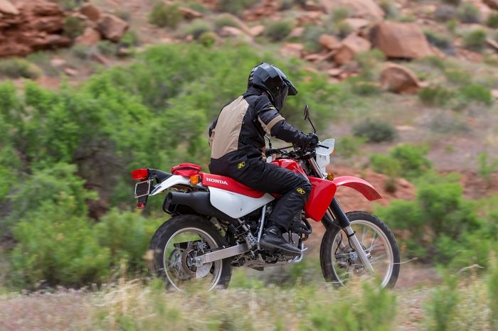 Sang legendaris Honda XR650L dengan gaya ciri khas XR series