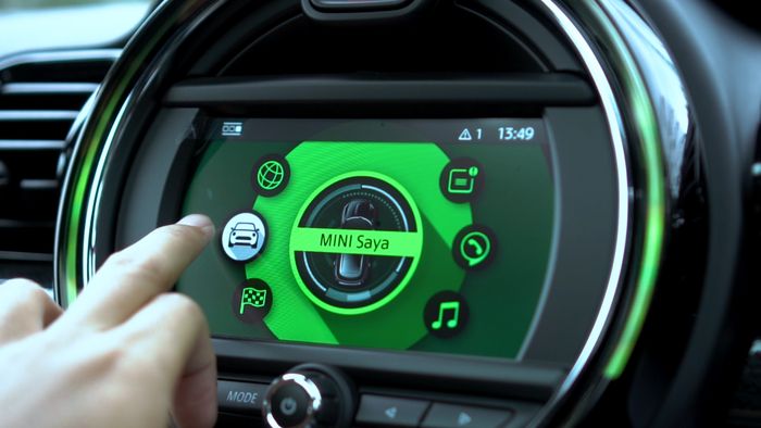 MINI Cooper S Clubman sudah support Apple CarPlay nirkabel