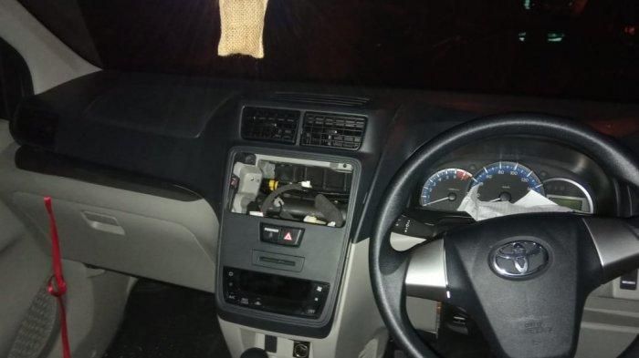 Aksesori di dlam mobil pun sudah dipreteli