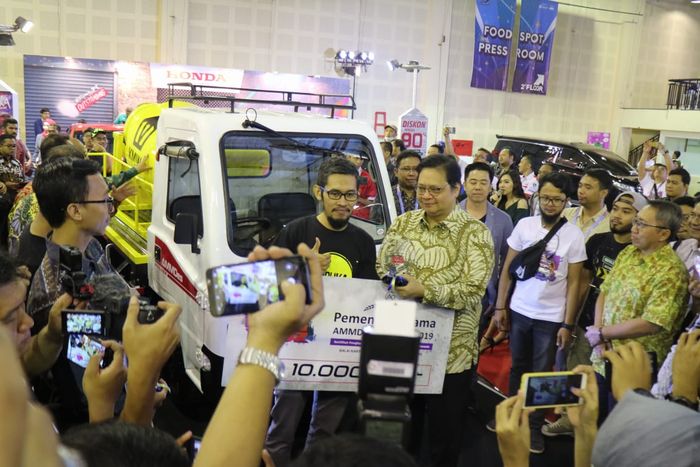 Penyerahan simbolis pemenang modifikasi digital AMMDes 2019