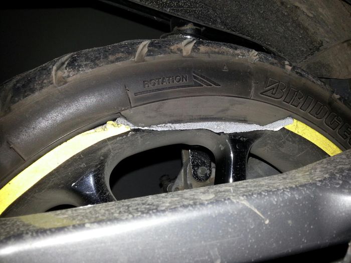 Pelek aftermarket motor Yamaha Xeon milik Yudie  yang menggantikan pelek orisinal yang peyang karena menghajar lubang, pecah karena juga menghajar lubang, 