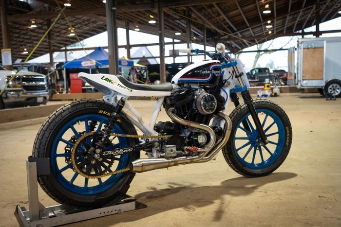 Untuk ajang balap Hooligan Flat Track Racing, motor ini diubah lagi