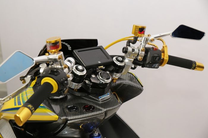 Hasil dari kamera belakang terlihat di monitor di area setang