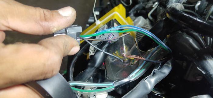 Dua kabel yang perlu diputus dan disambung di Honda ADV150 ke saklar ER-6N