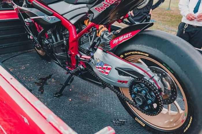 Monoarm Ducati 1299 dipakai dong