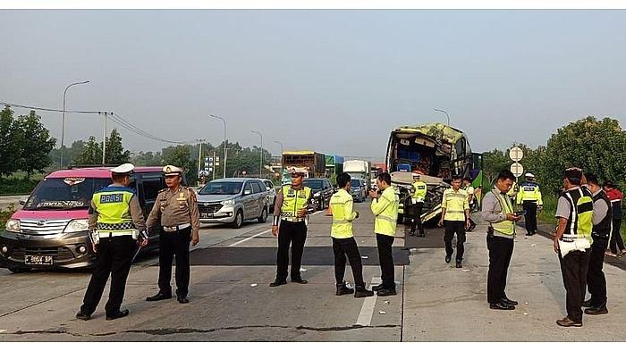 Tiga truk dan satu bus berantakan, hancur saling tumbuk di tol Cipali