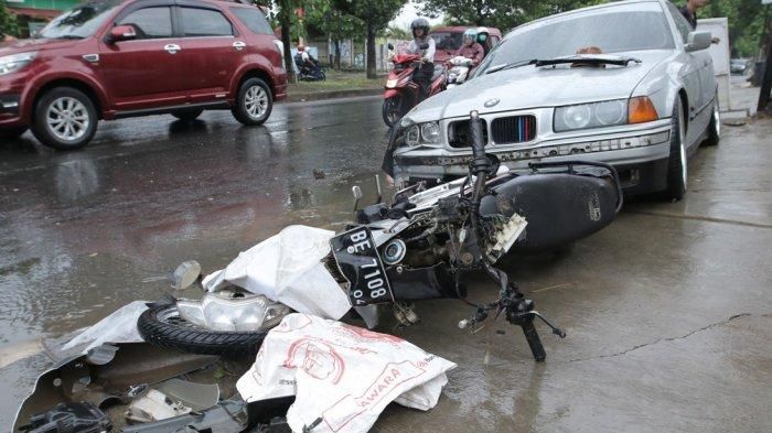 petugas kebersihan jalan yang mengendarai KTM 'Inul' tewas diseruduk BMW E36