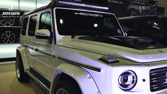 Kap mesin berotot dan lampu sorot di atap