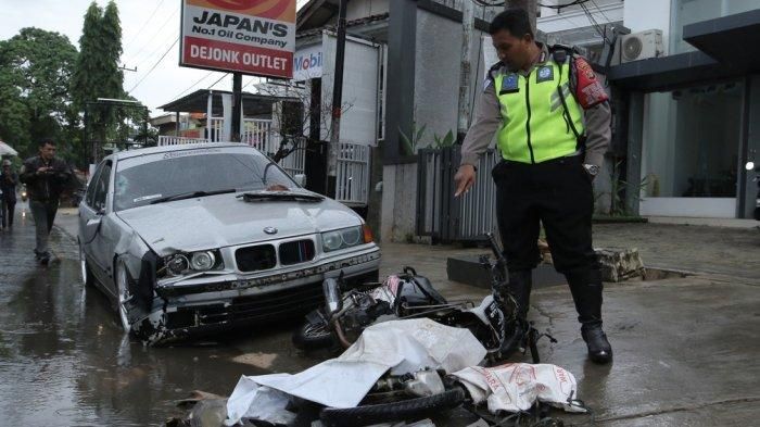 Petugas Kepolisian menunjukan barang bukti KTM 'Inul' dan BMW E36 yang terlibat kecelakaan