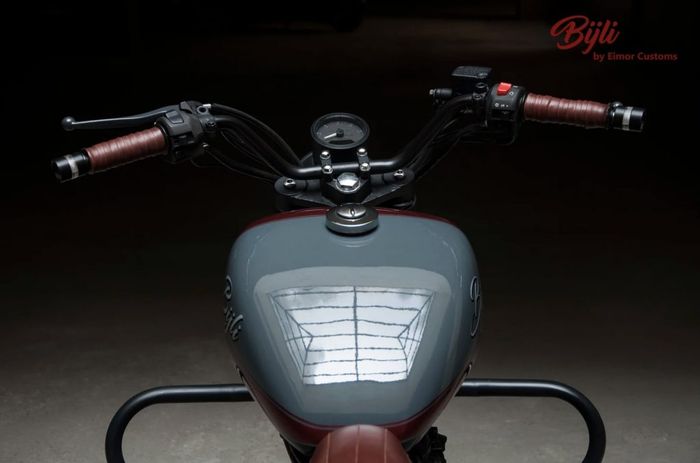 Tampilan kokpit dan tangki dari motor ini