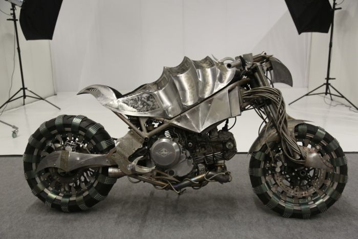 Bodinya full aluminium dan didesain monokok