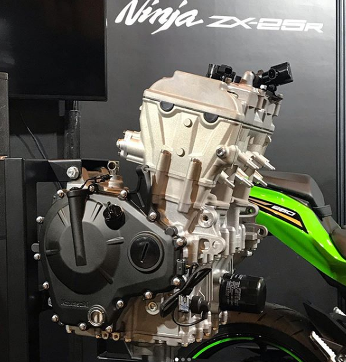 Bentuk mesin 4 silinder dari ZX-25R