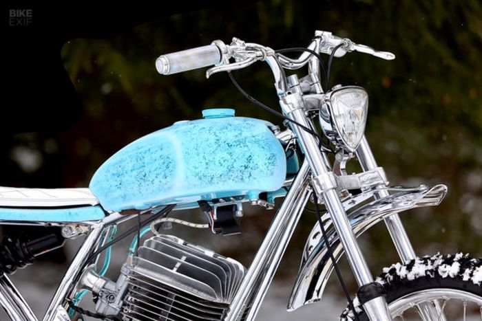 Kelir biru menyerupai es sangat cocok dengan konsepnya