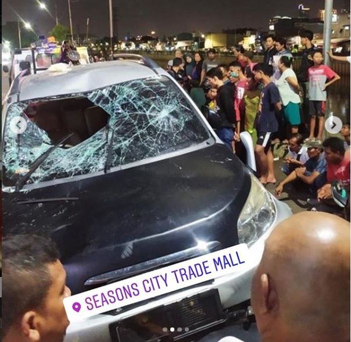 Kaca Toyota Rush pecah diamuk massa di depan Season City Mall, Jakarta Barat
