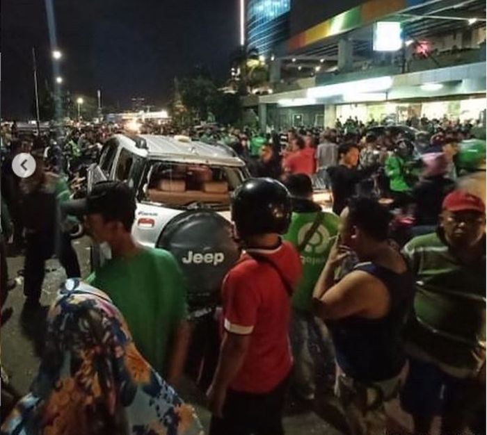 Toyota Rush diamuk massa karena tabrak dua mobil dan enam motor di depan Season City Mall Jakarta Barat