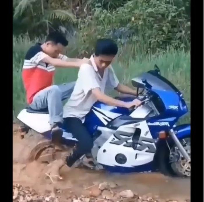 Honda CBR400RR disiksa lewat jalan berlumpur akhirnya stuck