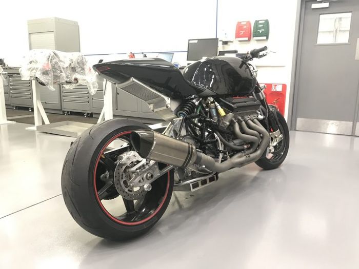 Penampakan buritan Eisenberg V8