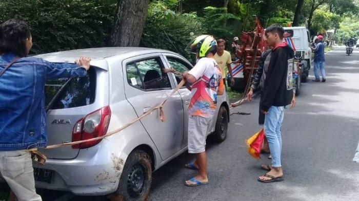 Kondisi Daihatsu Ayla usai dievakuasi setelah terperosok ke lahan kosong di Jl Karanganyar-Tawangmangu, Jateng