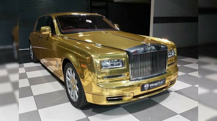 Rolls-Royce Phantom berkelir emas krom