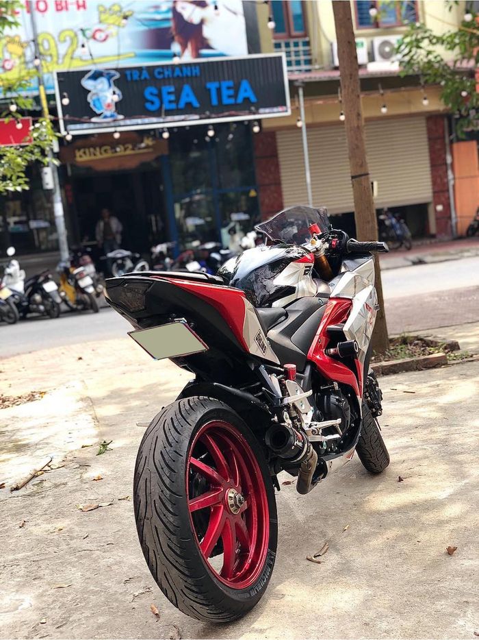 Dengan decal baru, tampilan Yamaha R3 ini makin sporty