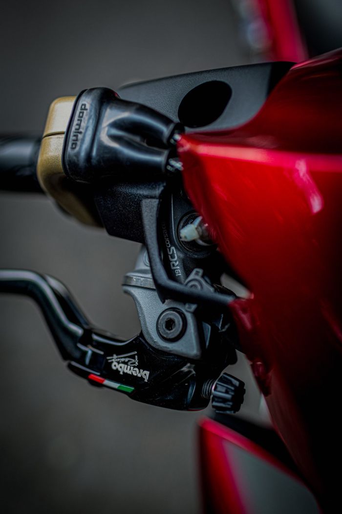 Pakai master rem Brembo RCS 19 dan gas spontan Domino