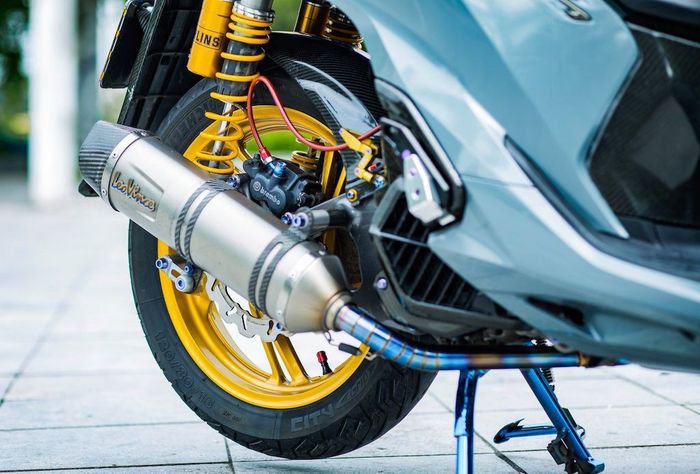 Tampilan kaki belakang dan knalpotnya