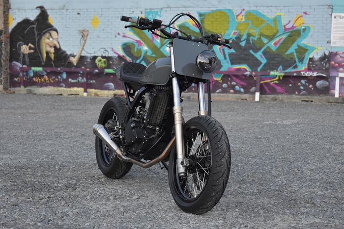 Tampilan depan dari Suzuki DR650 street tracker ini