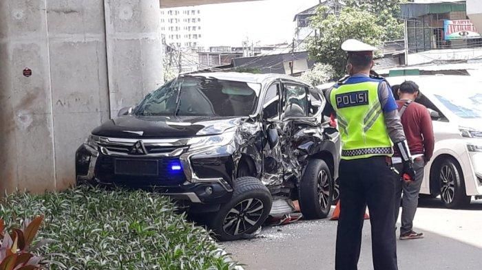 Mitsubishi Pajero Sport dihajar bus TransJakarta