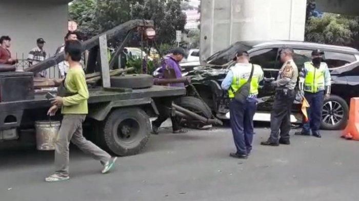 Mitsubishi Pajero Sport yang ditabrak bus TransJakarta dievakuasi dengan truk derek