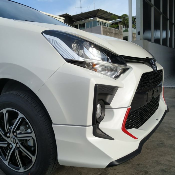 Toyota Agya Facelift 2020 menggunakan desain bodi kit serta gril depan yang berbeda dari versi sebelumnya.