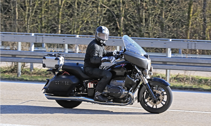 BMW R18 bergaya cruiser