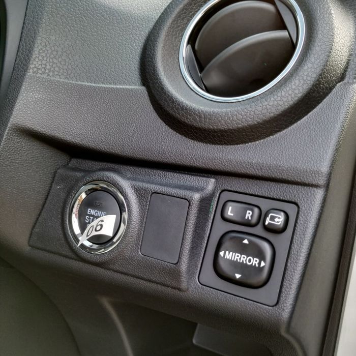 Toyota Agya facelift 2020 sudah disematkan fitur start/stop engine button untuk varianTRD-S, dan menjadikannya LCGC pertama yang menggunakan fitur tersebut.