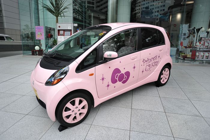 Mitsubishi sempat membuat i versi Hello Kitty yang dilelang untuk bantuan kemanusiaan lho!