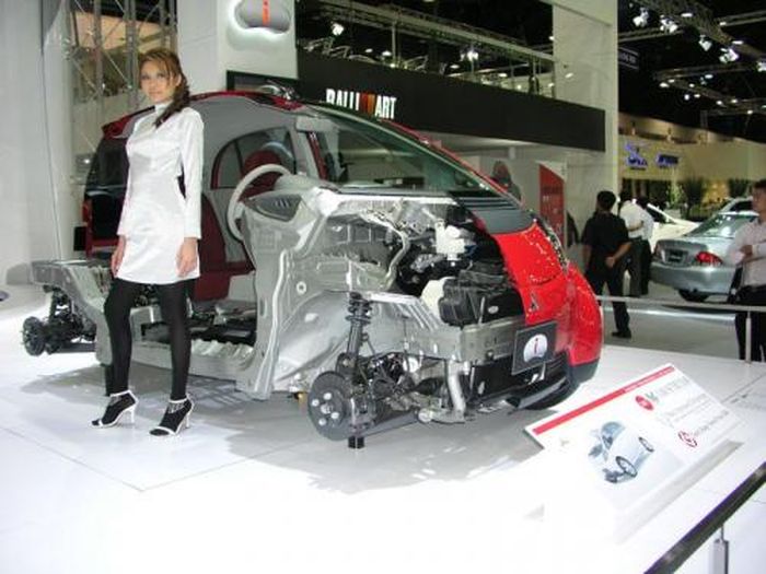 Mitsubishi i menggunakan MR platform sehingga mesinnya ada di tengah dekat roda belakang. Bagian depannya hanya radiator