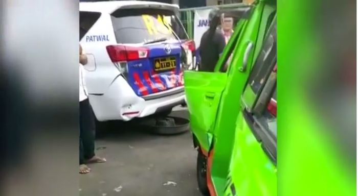 Toyota Kijang Innova Satlantas Polresta Bogor yang tergencet saat terlibat kecelakaan beruntun