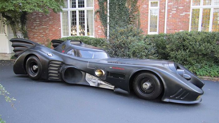 Replika Batmobile 1989 yang dibuat oleh Casey Putsch