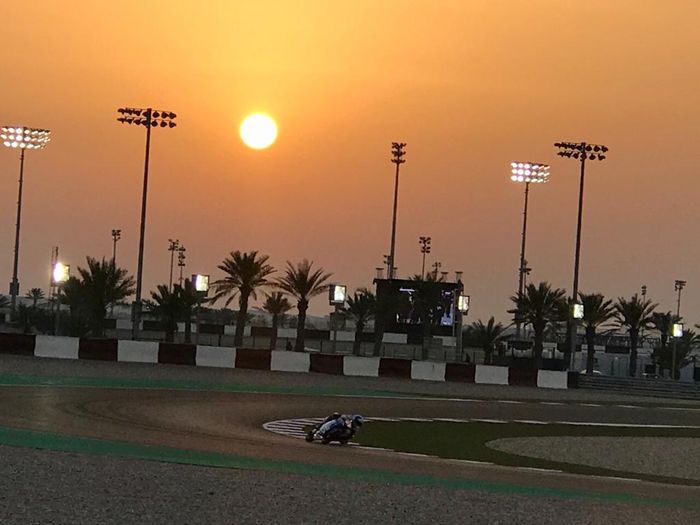 Suasana ketika di sesi kualifikai MotoGP Qatar 2020. Matahari mulai terbenam, suhu udara berangsur turun ke 22 derajat Celcius