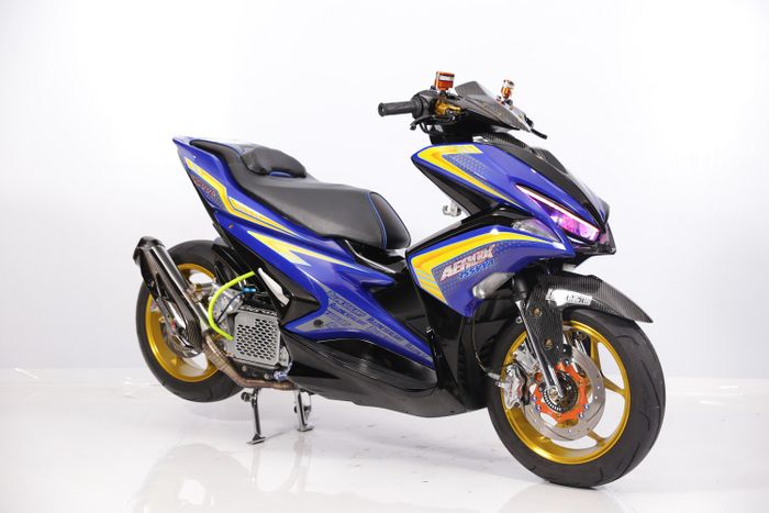 Tampilan Yamaha Aerox 155 ini memang sporty banget