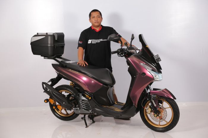 Jalu Atmojo dari Indonesia Lexi Club Chapter Solo Raya bersama Yamaha Lexi Miliknya 