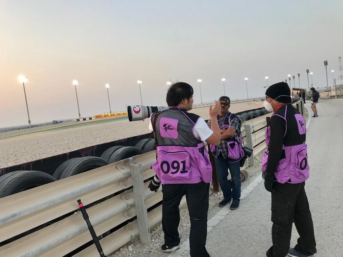 Perbincangan antara sesama fotografer di MotoGP Qatar 2020. Tak sedikit dari mereka yang menggantungkan mata pencaharian dari MotoGP. Ditunda atau batalnya seri MotoGP, maka juga mempengaruhi penghasilan mereka.
