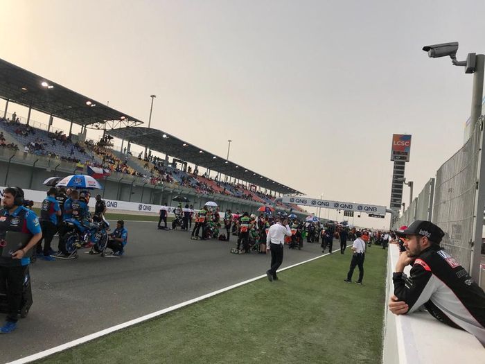 Thomas Luthi pun tak ingin ketinggalan menyaksikan start kelas Moto3 di MotoGP Qatar 2020 dari pinggir trek