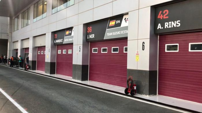 Seluruh paddock untuk kelas MotoGP pun tertutup rapat di MotoGP Qatar 2020. Kecuali, tim Reale Avintia Racing yang membantu Ducati membereskan motornya yang tertinggal di sirkuit Qatar.  