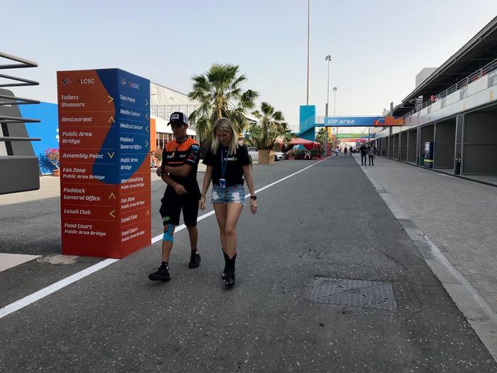 Jorge Navaro ketika berjalan di belakang paddock MotoGP Qatar 2020