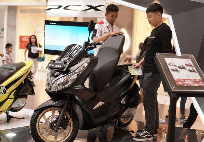Sales Honda menjelaskan keunggulan Honda PCX 150 ke pengunjung Honda Premium Matic Day Bandung