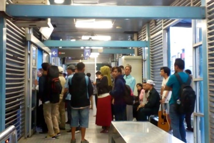 Penumpang menunggu di halte transjakarta Mangga Besar, Jakarta Barat.
