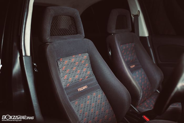 Recaro dengan headrest model jaring.