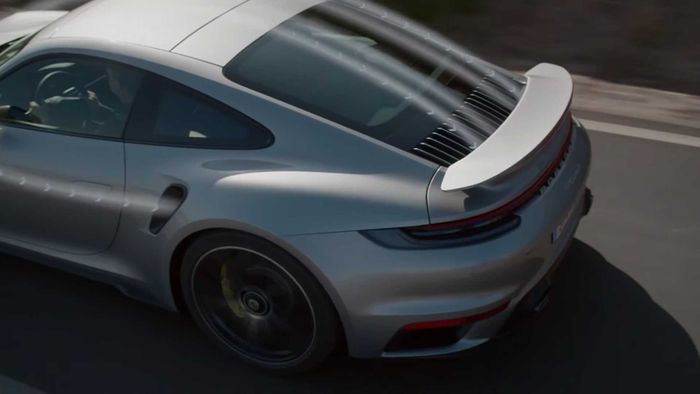 Sistem aerodinamika pada Porsche 911 Turbo S mode sport plus