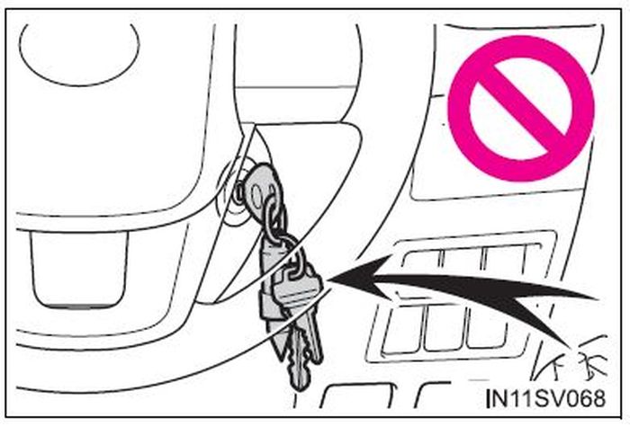 Jangan mengaitkan benda berat, tajam, atau keras pada kunci mobil, terutama bila mobil memiliki airbag lutut