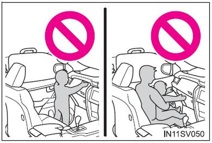 Jangan membiarkan anak berdiri di depan airbag atau dipangku oleh penumpang depan